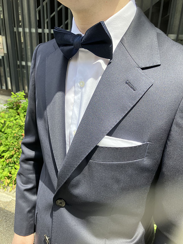 素材の良さを引き立たせるネイビー