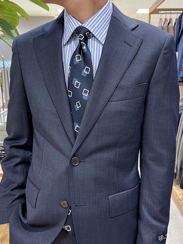 品のある落ち着いたネイビースーツ