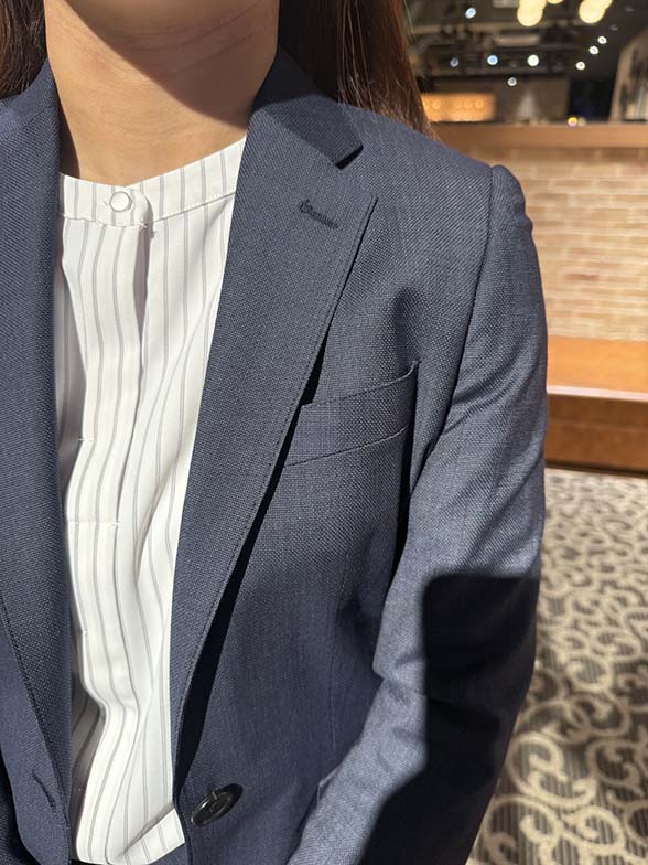 ストライブ柄のインナーですっきりとした印象