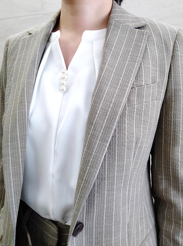 ベージュスーツで好印象間違いなし！