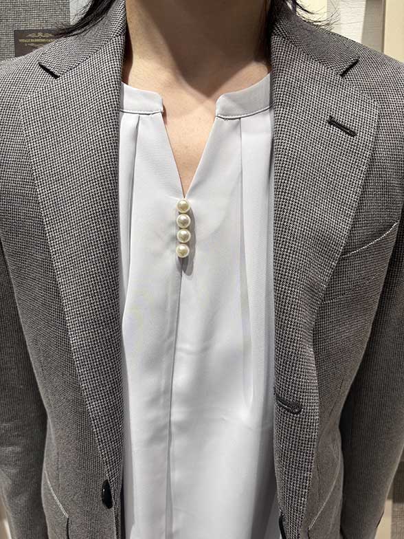 パール付きのブラウスで上品な着こなし