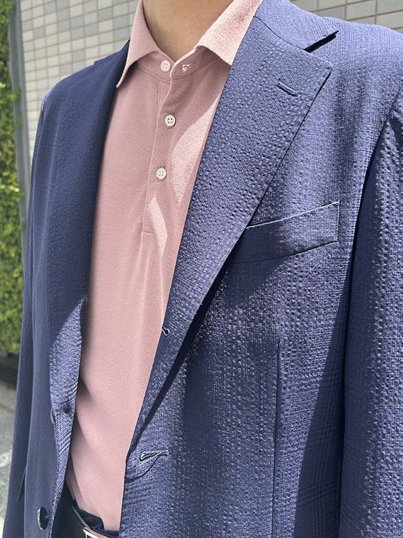 ピンクのポロシャツで華やかに