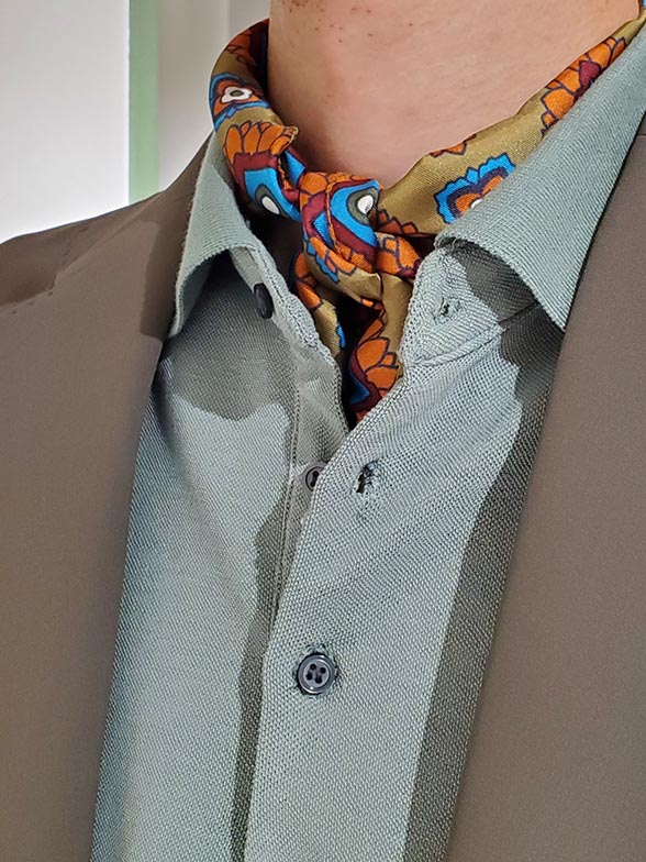 上品な雰囲気が楽しめるスカーフスタイル