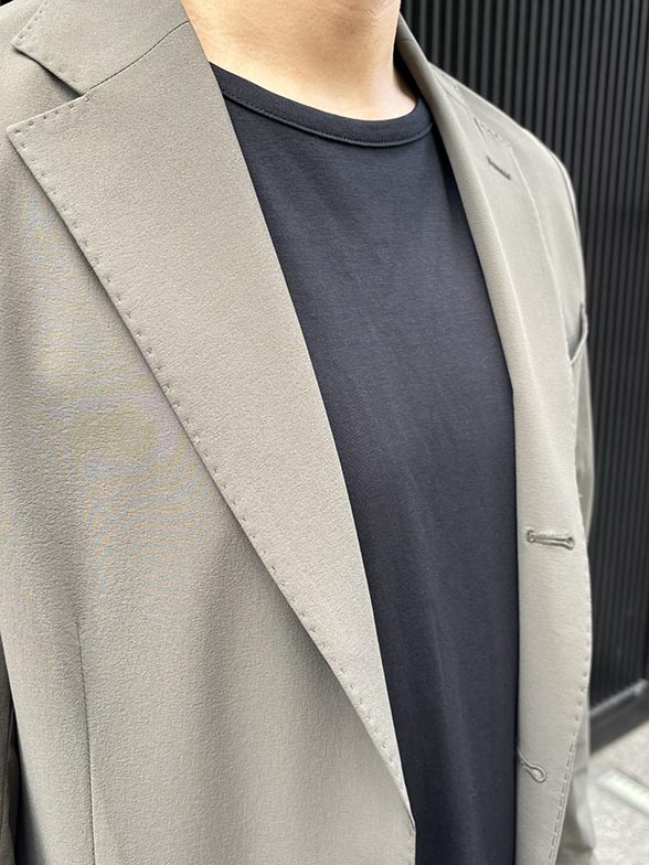 黒のインナーでクールな印象