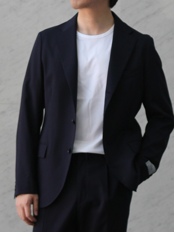 白いスニーカーでラフな雰囲気に