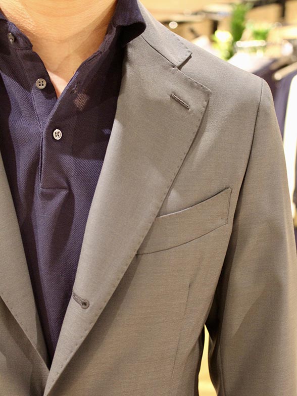 都会的なグレイッシュなブルー