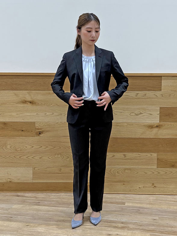 トップスのチェーンで女性らしさを演出