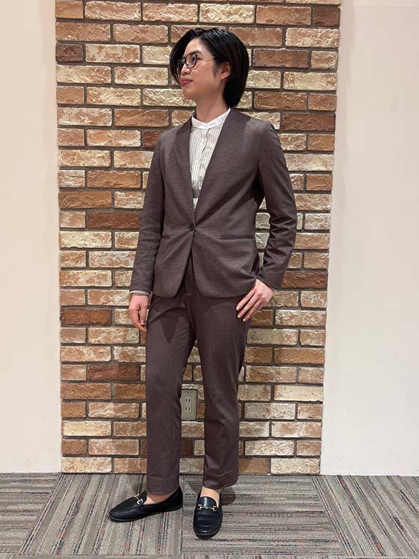 伸縮性があり柔らかい印象のノーカラージャケット