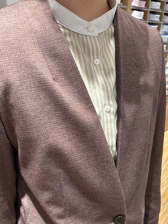 伸縮性があり柔らかい印象のノーカラージャケット