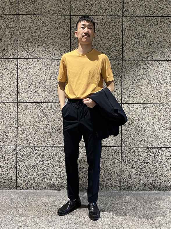 目を引くような山吹色