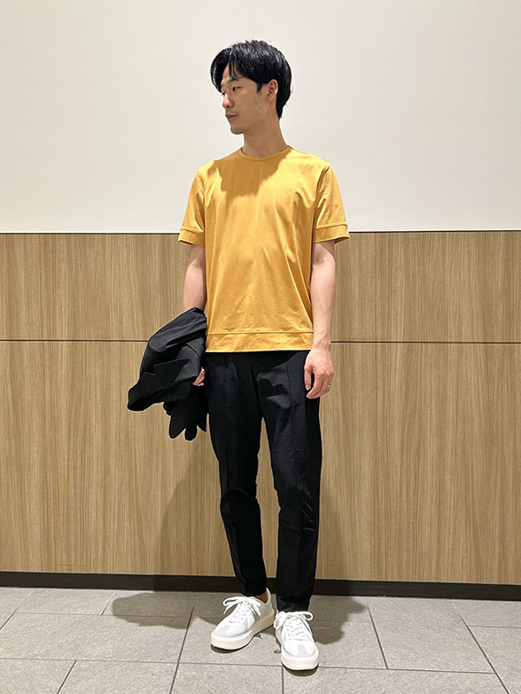 オフスタイルでも楽しめるカラーTシャツ