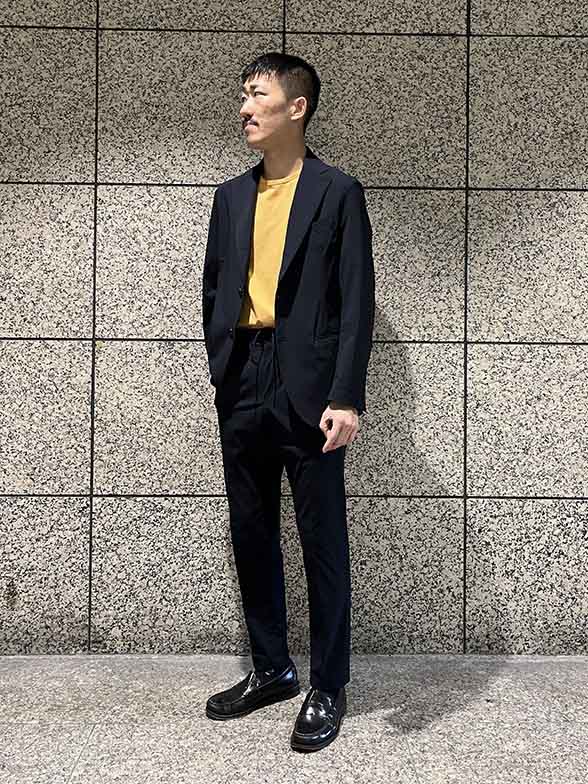 目を引くような山吹色