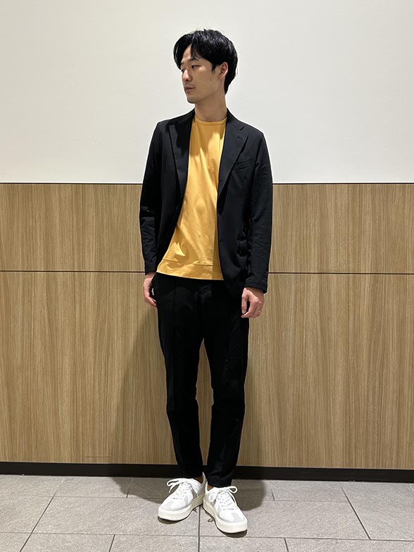 オフスタイルでも楽しめるカラーTシャツ