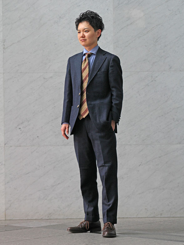 カジュアルさと上品さを兼ね備えた一着