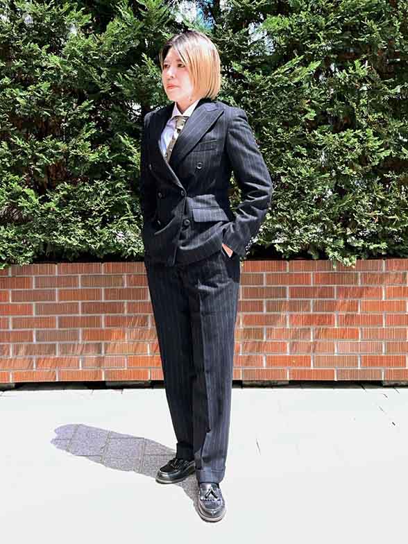 インポート生地ならではの光沢感と発色の良さ