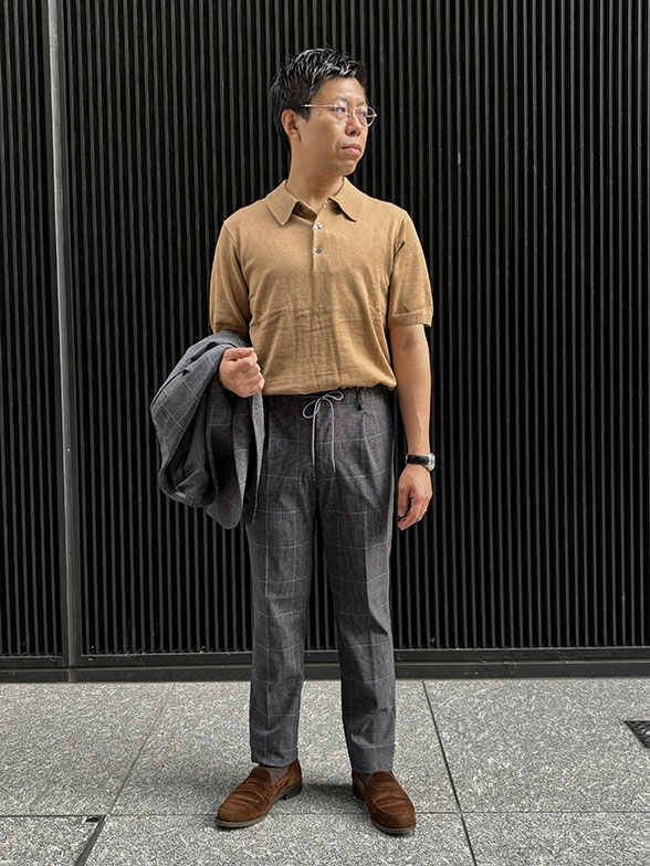 セットアップを引き立たてるポロシャツ