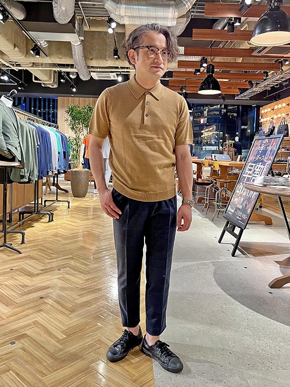 秋らしさを感じられるニットポロ