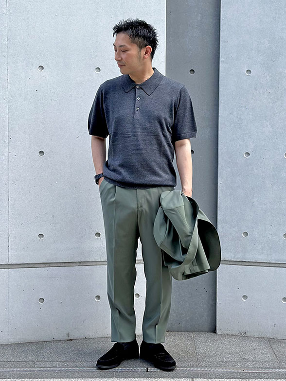 カジュアルな印象のカーキセットアップ