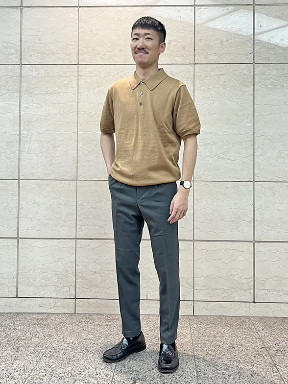 くすみカラーのニットポロ