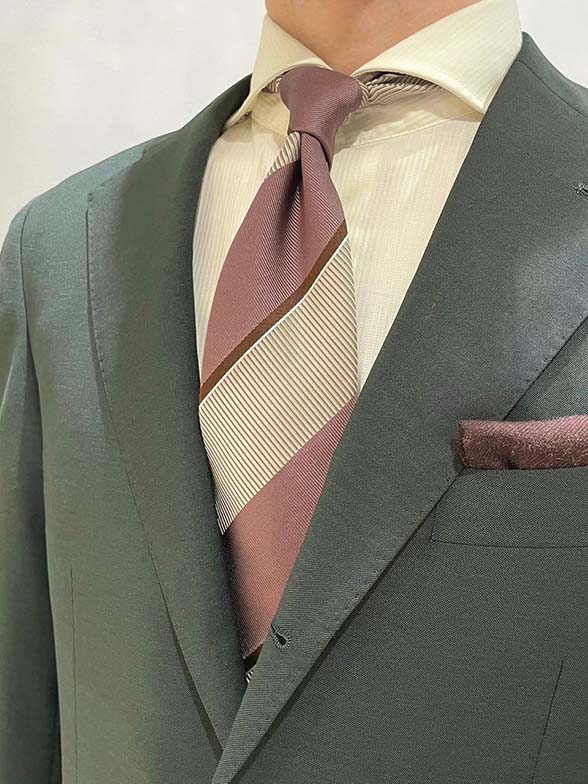 定番生地で仕立てたカラースーツ