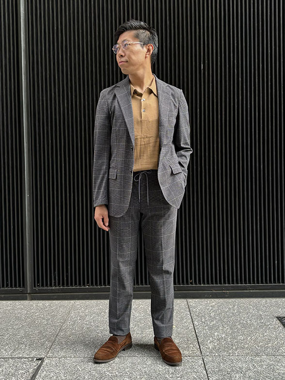 セットアップを引き立たてるポロシャツ