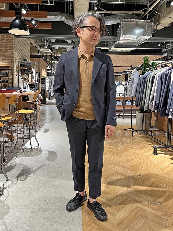 秋らしさを感じられるニットポロ