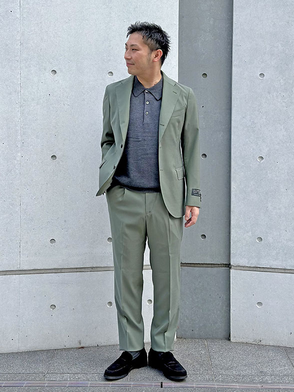 カジュアルな印象のカーキセットアップ