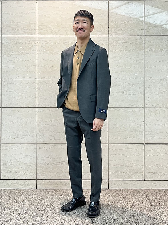 くすみカラーのニットポロ