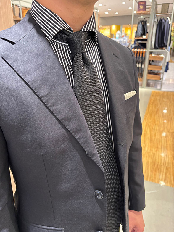 ほどよい光沢感と深みのある色合い