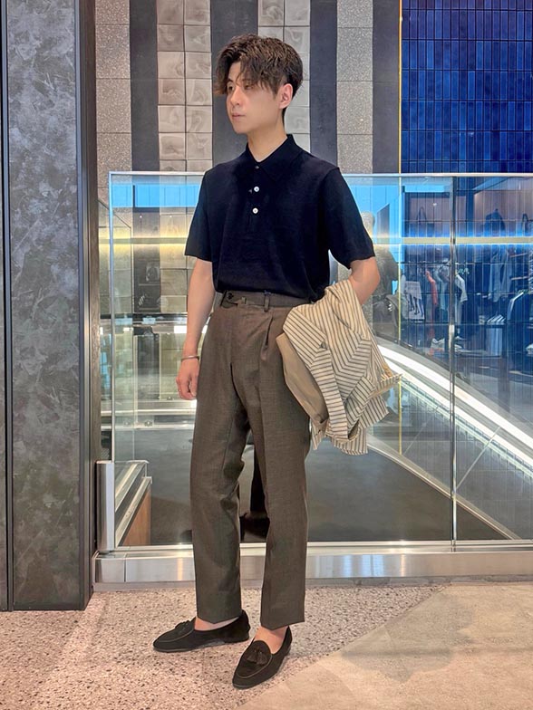 夏場でも着用しやすいニットポロ