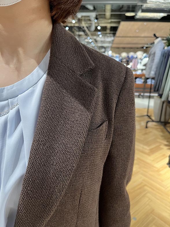 秋らしいブラウンジャケット