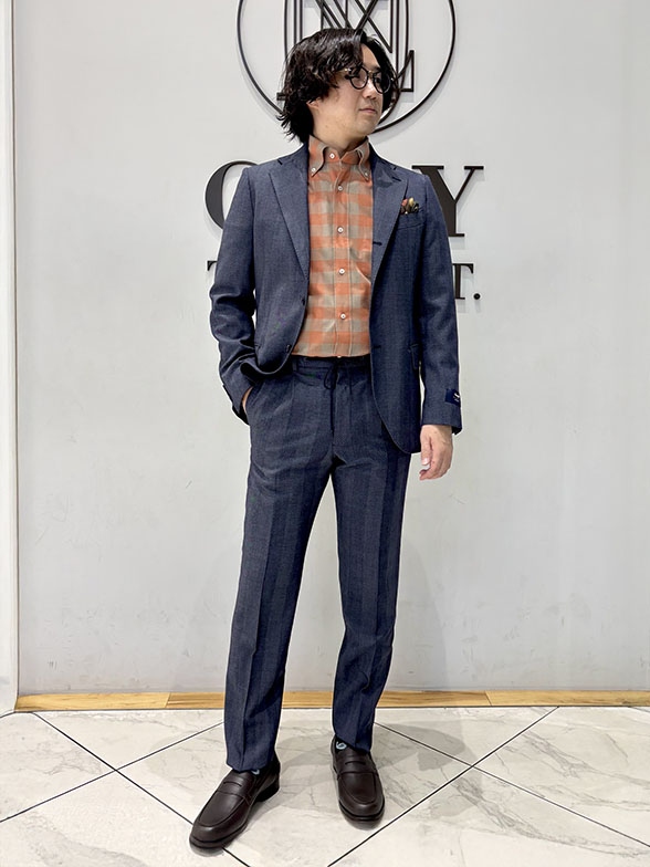 ワイドピッチなヘリンボーン柄が目を惹くセットアップ