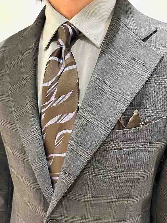 落ち着いた配色のチェック柄セットアップ