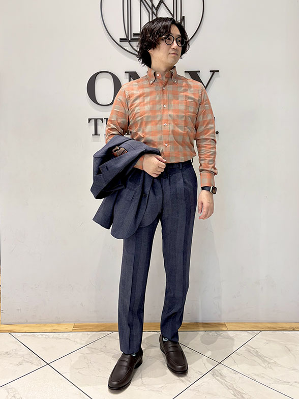 ワイドピッチなヘリンボーン柄が目を惹くセットアップ