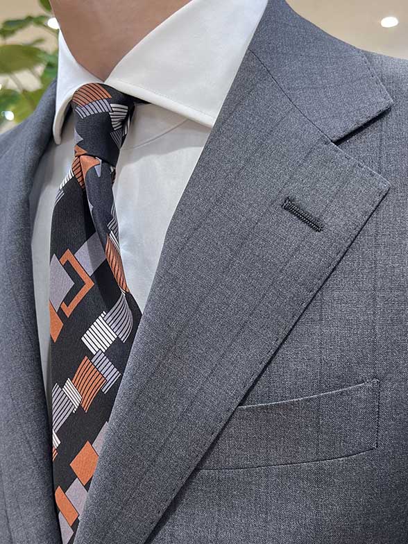 上品でエレガントなワイドピッチストライプ