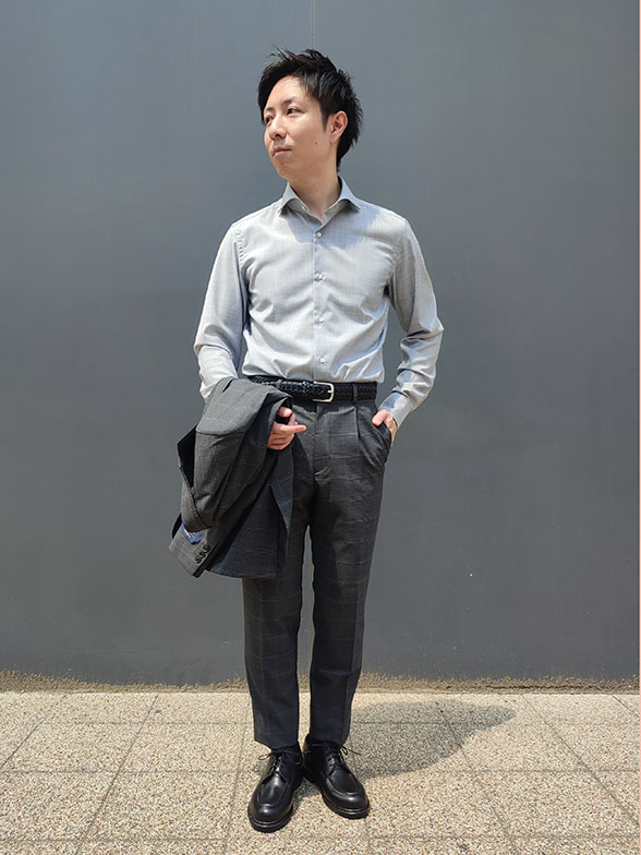 グレーで統一したセットアップコーデ