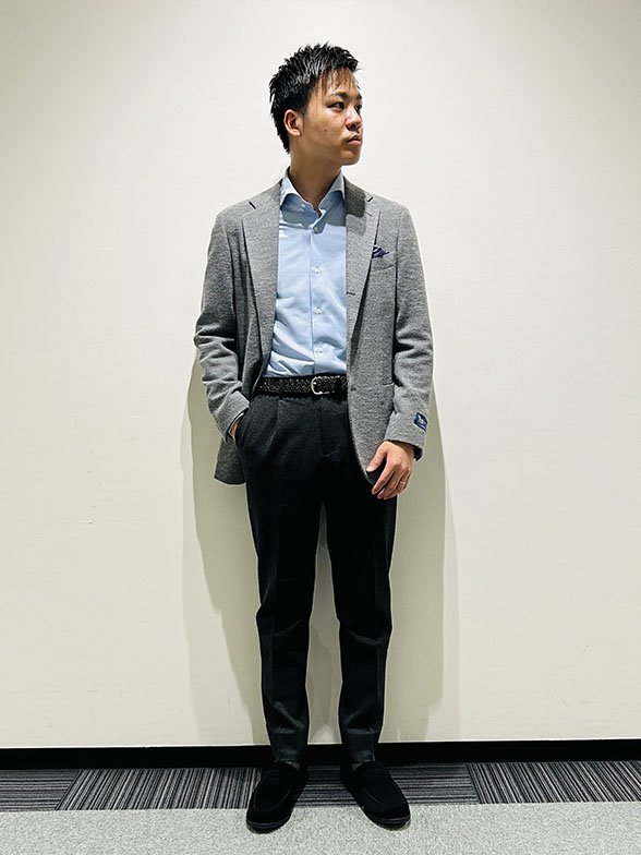 グレーでつくる大人の爽やかスタイル