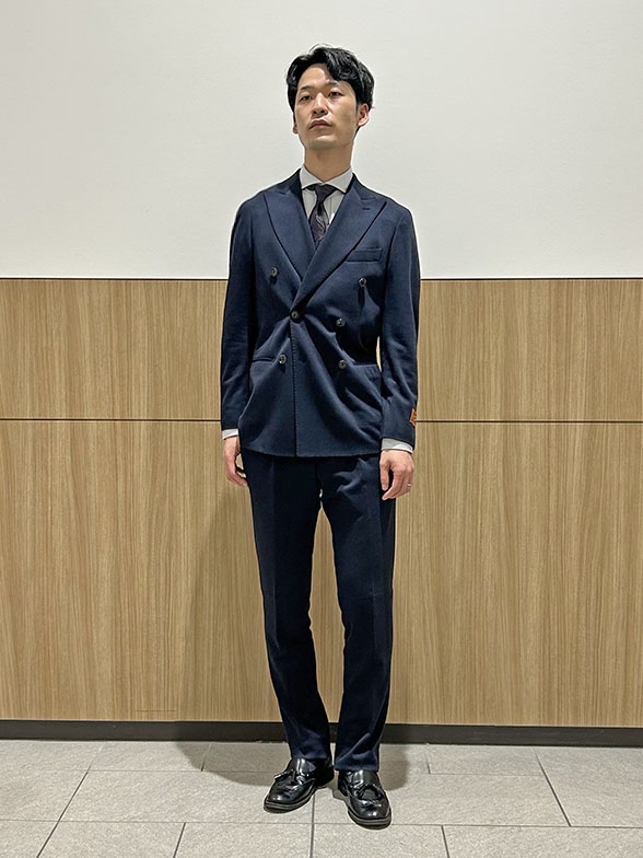 男らしさを引き立てるネイビーの一着