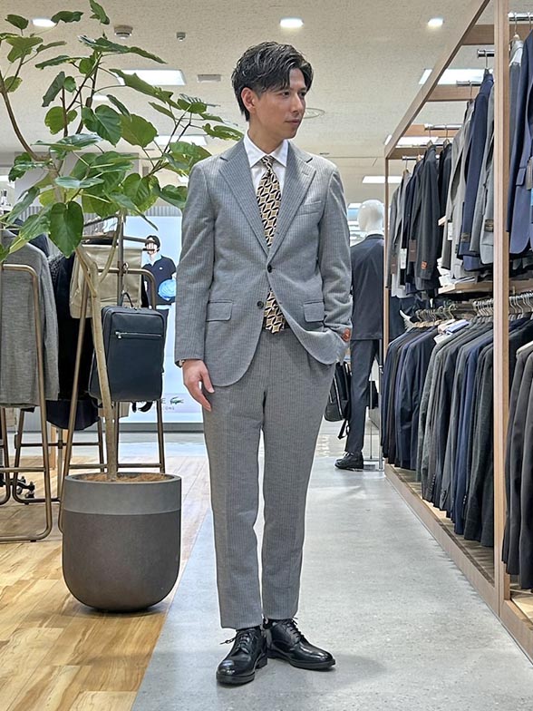 軽やかで上品、秋冬に映えるスーツ