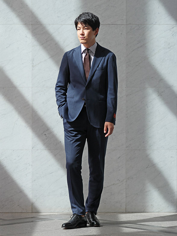 軽やかに纏う、王道ネイビー