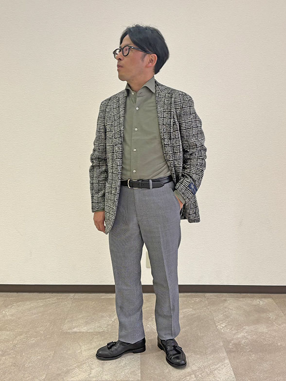 深みグリーンが映える、上品ワントーン