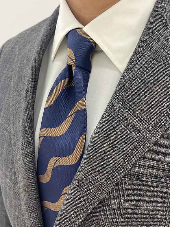 ネクタイでさりげない個性をプラス