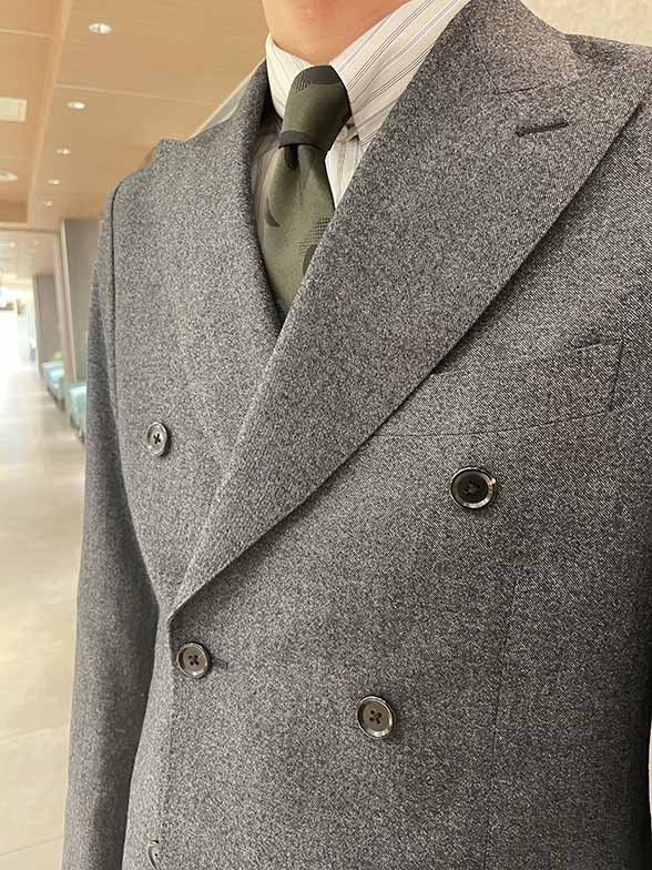 チャコールグレーに映える深緑タイ