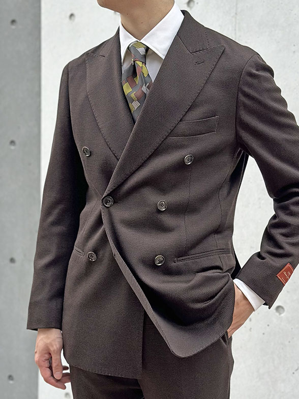 幾何学柄タイで彩るスーツコーデ