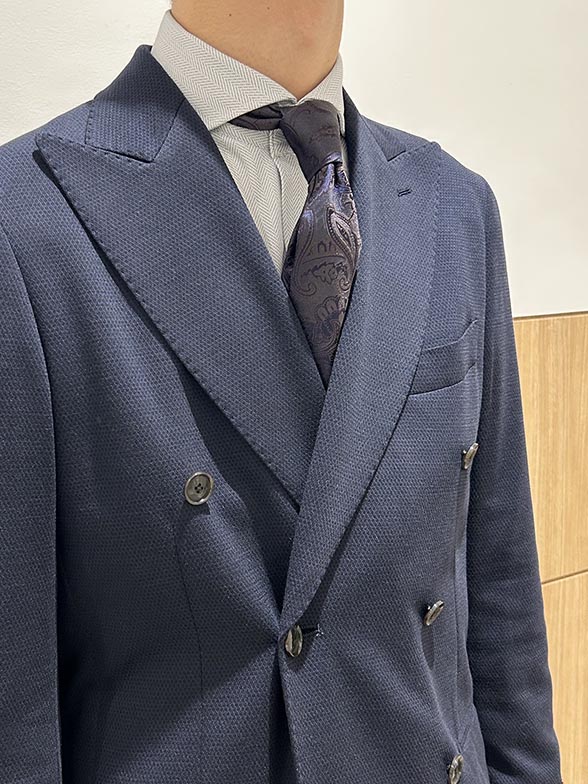 男らしさを引き立てるネイビーの一着