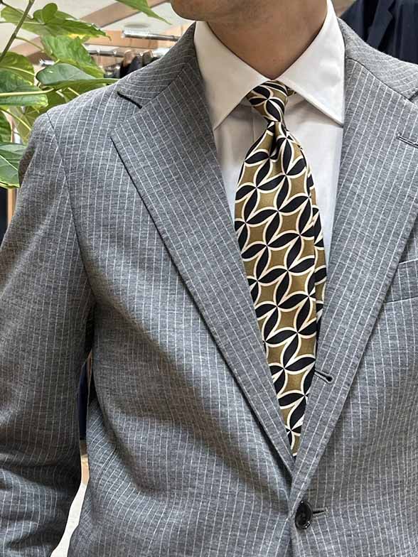 軽やかで上品、秋冬に映えるスーツ