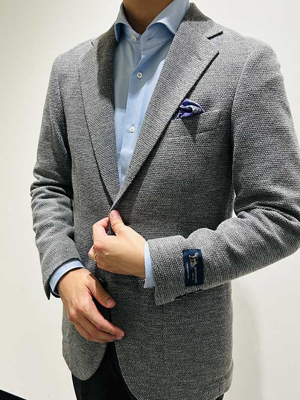 グレーでつくる大人の爽やかスタイル