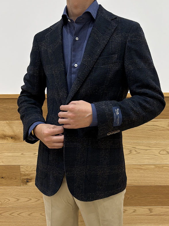 チェックジャケットで秋らしい彩り