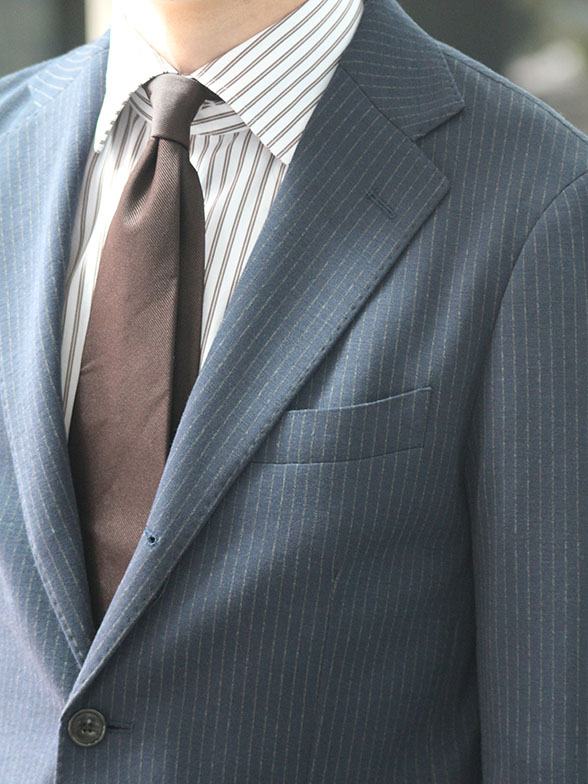 軽やかに纏う、王道ネイビー