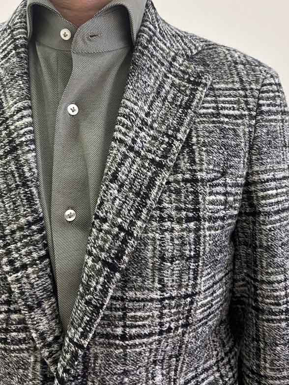 深みグリーンが映える、上品ワントーン